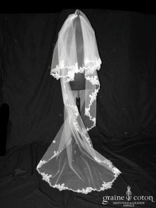 Juste un baiser - Voile long de 2,50 mètres en tulle ivoire clair bordé de dentelle de Chantilly