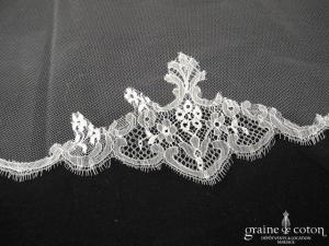 Juste un baiser - Voile long de 2,50 mètres en tulle ivoire clair bordé de dentelle de Chantilly