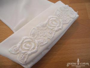 Gants mi longs en satin brodé ivoire