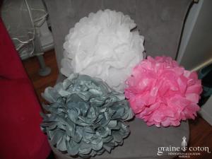 Fleur blanche à déplier en papier façon pompom