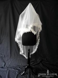 Voile long de 2 mètres en tulle ivoire clair bordé de fine dentelle de Chantilly
