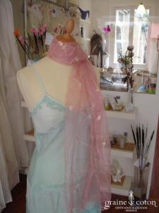 Étole en organza rose pâle