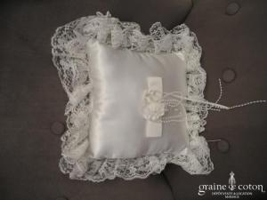 Coussin d'alliances en satin et dentelle