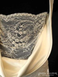 Charlie Brear - Création taille basse fluide en en satin de soie et dentelle de Chantilly