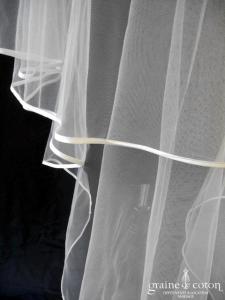 Voile long de 2 mètres 50 en tulle ivoire bordé d'un biais de satin