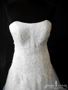 Création - Robe en dentelle brodée ivoire et tulle