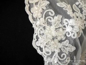 Bianco Evento - Boléro manches longues en dentelle brodée ivoire