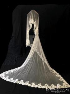 Delphine Manivet - Voile long de 3 mètres en tulle de soie fluide ivoire bordé d'une dentelle de Calais