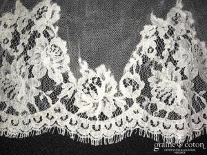 Delphine Manivet - Voile long de 3 mètres en tulle de soie fluide ivoire bordé d'une dentelle de Calais