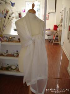 Étole en organza bordée d'un large biais