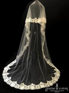 Cymbeline - Voile long de 2 mètres 50 en tulle ivoire bordé de dentelle de Calais
