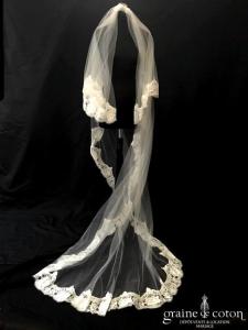 Cymbeline - Voile long de 2 mètres 50 en tulle ivoire bordé de dentelle de Calais