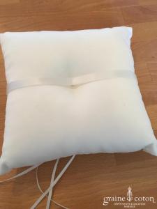 Coussin d'alliances avec strass forme coeur