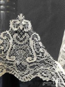 Pronovias - Voile mi long bordé de dentelle de Chantilly ivoire clair
