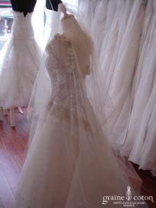 Mariées de Paris - Voile ivoire 2,50 mètres bordé d'un fil doré