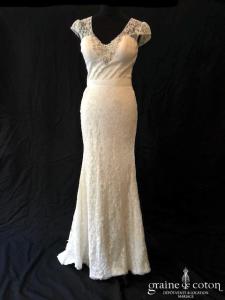 Création - Robe fluide en dentelle ivoire avec larges bretelles