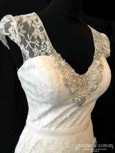 Création - Robe fluide en dentelle ivoire avec larges bretelles