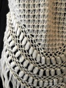 Châle triangle en laine ivoire avec franges - fait main