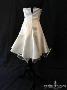 Suzanne Ermann - Citadine en blanc cassé