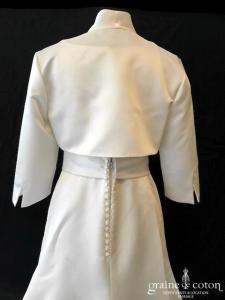 Boléro en satin ivoire à manches 3/4