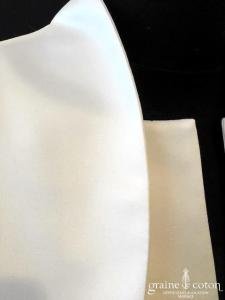 Boléro en satin ivoire à manches 3/4