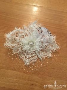 Bianco Evento - Coiffe pince fleur avec voilette perles et dentelle ivoire