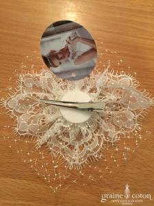 Bianco Evento - Coiffe pince fleur avec voilette perles et dentelle ivoire
