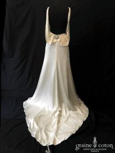 Jade Couture - Création dos-nu en satin de soie fluide ivoire