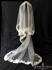 San Patrick pour Pronovias - Voile long de 2,50 mètres en tulle ivoire bordé de dentelle de Calais