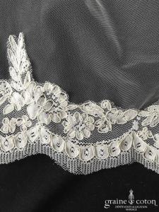 San Patrick pour Pronovias - Voile long de 2,50 mètres en tulle ivoire bordé de dentelle de Calais