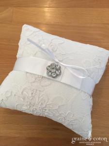 Coussin d'alliances en dentelle blanche
