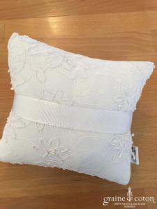 Coussin d'alliances en dentelle blanche