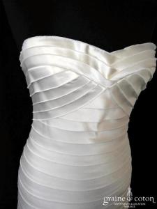 BCBG Max Azria - Robe fourreau en satin ivoire