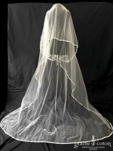 Création - Voile long de 2,50 mètres en tulle ivoire bordé de fleurs en guipure