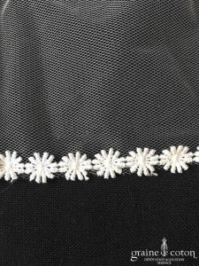 Création - Voile long de 2,50 mètres en tulle ivoire bordé de fleurs en guipure