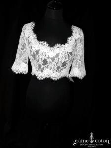 Bianco Evento - Boléro décolleté en V boutonné dans le dos à manches mi longues en dentelle ivoire