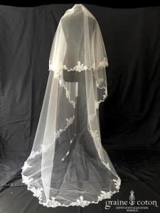 Grace and Kate - Voile long de 2,50 mètres en tulle ivoire bordé de dentelle de Chantilly