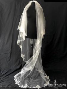Grace and Kate - Voile long de 2,50 mètres en tulle ivoire bordé de dentelle de Chantilly