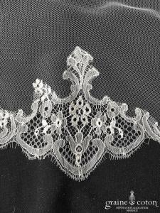 Grace and Kate - Voile long de 2,50 mètres en tulle ivoire bordé de dentelle de Chantilly