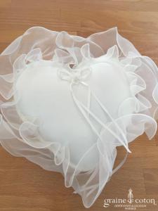 Coussin d'alliances en satin ivoire forme coeur