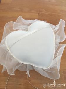 Coussin d'alliances en satin ivoire forme coeur