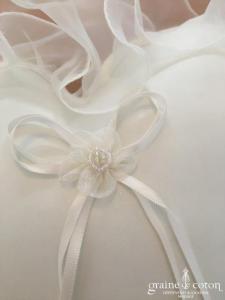 Coussin d'alliances en satin ivoire forme coeur