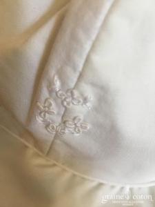 Hibiscus - Chapeau en coton blanc et fleurs brodées