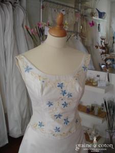 Catherine Varnier - Robe ivoire et fleurs bleues