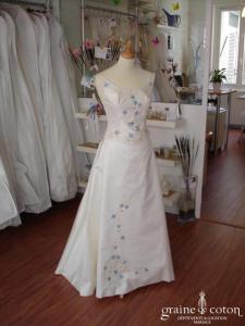 Catherine Varnier - Robe ivoire et fleurs bleues