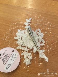 Bianco Evento - Coiffe pince fleur avec voilette perles et dentelle ivoire