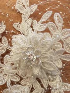Bianco Evento - Coiffe pince fleur avec voilette perles et dentelle ivoire