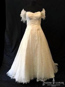 Création - Robe en dentelle de Chantilly ivoire clair
