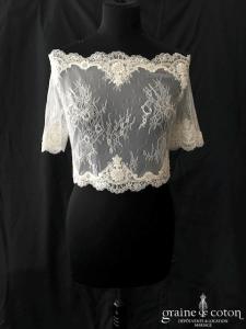 Boléro en fine dentelle de Chantilly ivoire à manches courtes et encolure bateau