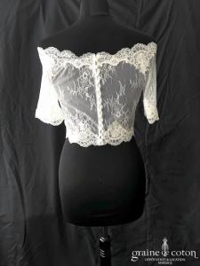 Boléro en fine dentelle de Chantilly ivoire à manches courtes et encolure bateau